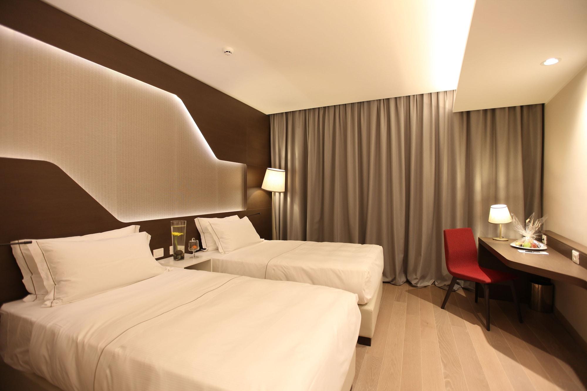 Doubletree By Hilton Yerevan City Centre Bagian luar foto