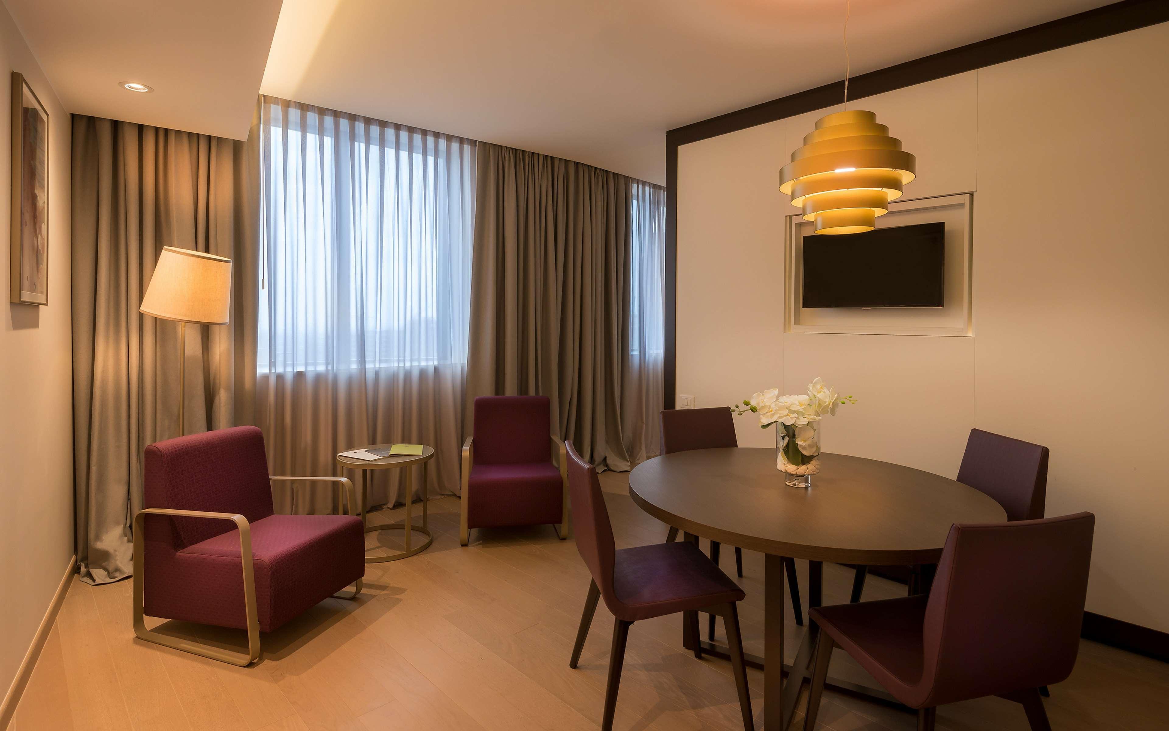 Doubletree By Hilton Yerevan City Centre Bagian luar foto