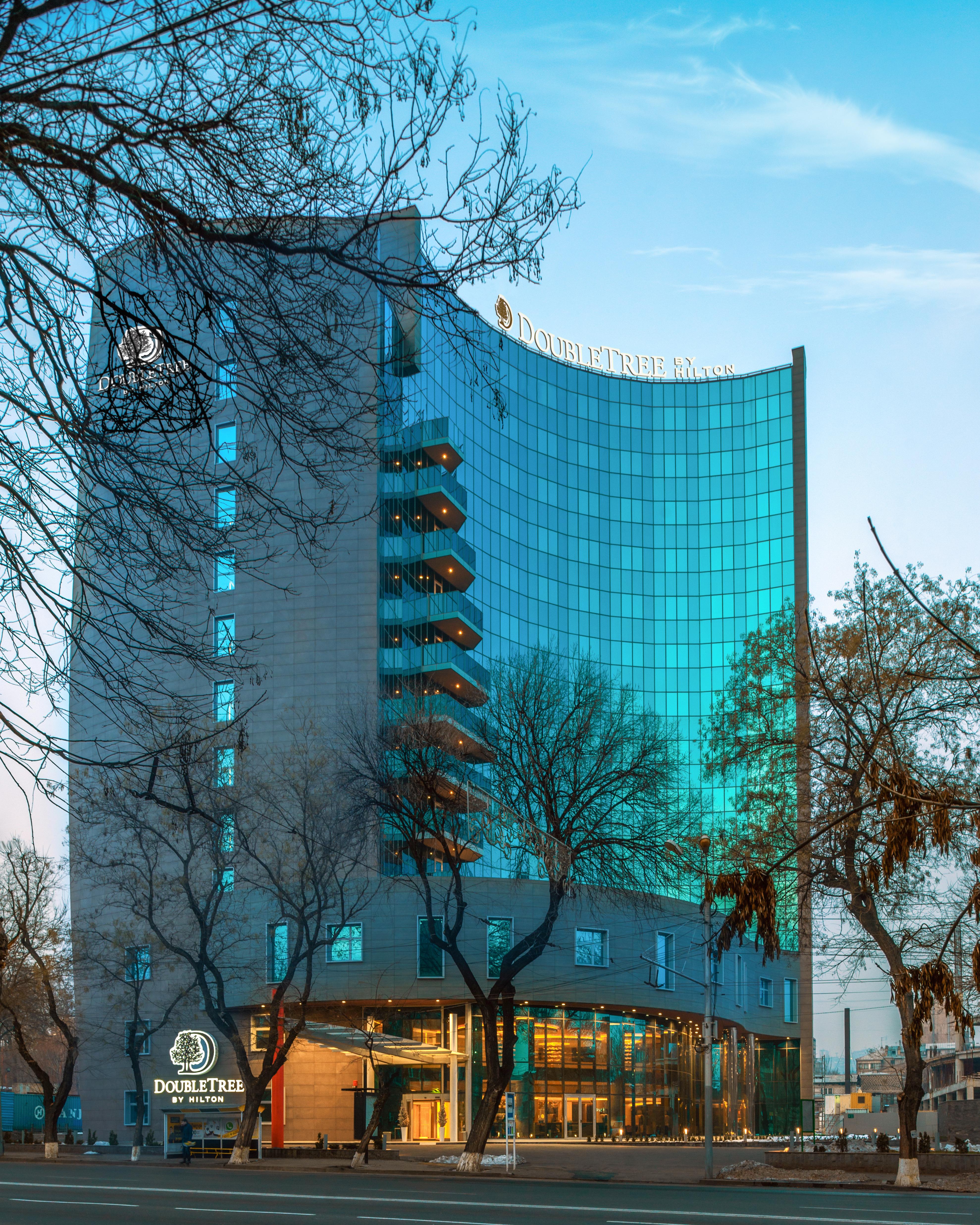 Doubletree By Hilton Yerevan City Centre Bagian luar foto