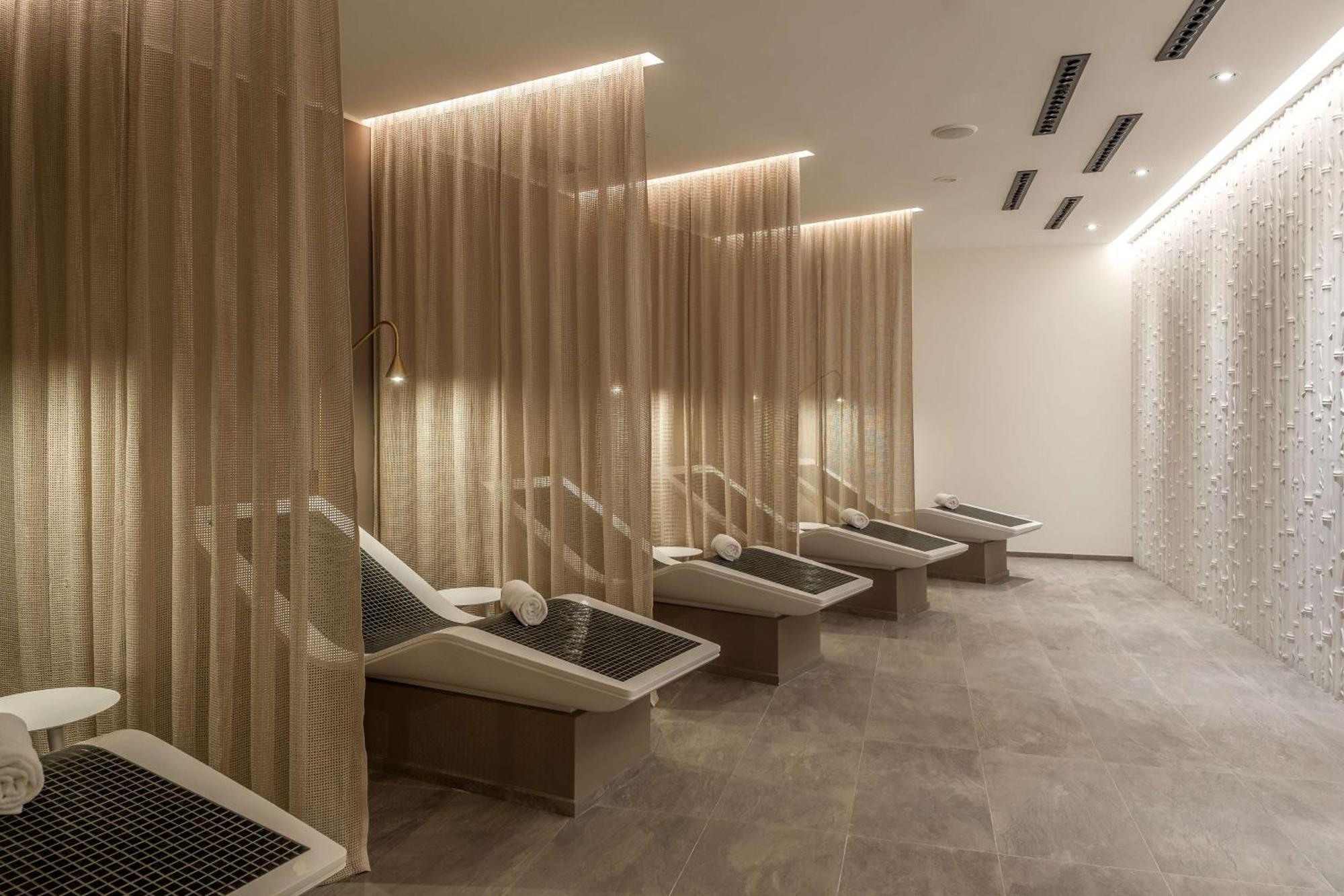 Doubletree By Hilton Yerevan City Centre Bagian luar foto