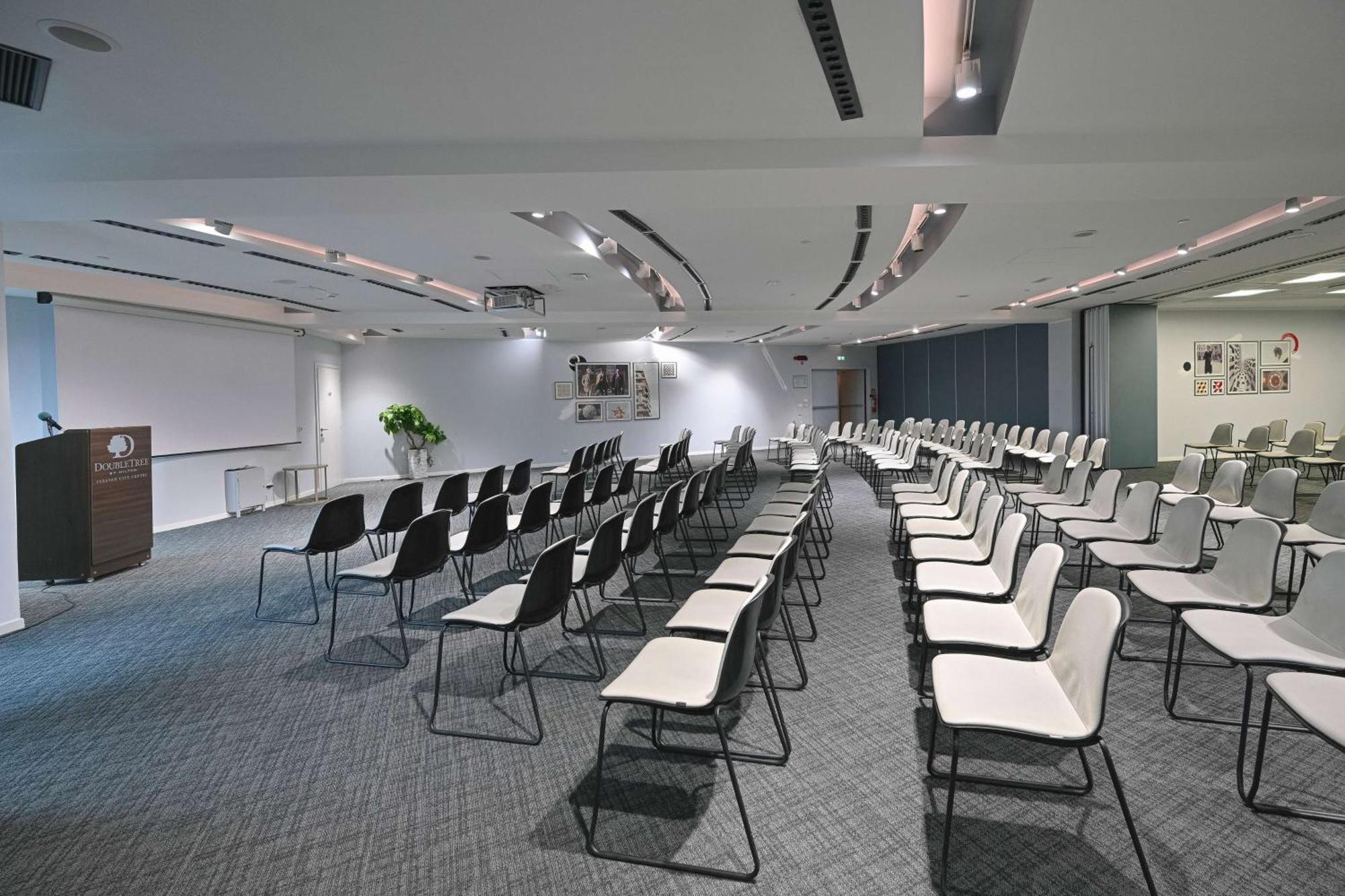 Doubletree By Hilton Yerevan City Centre Bagian luar foto