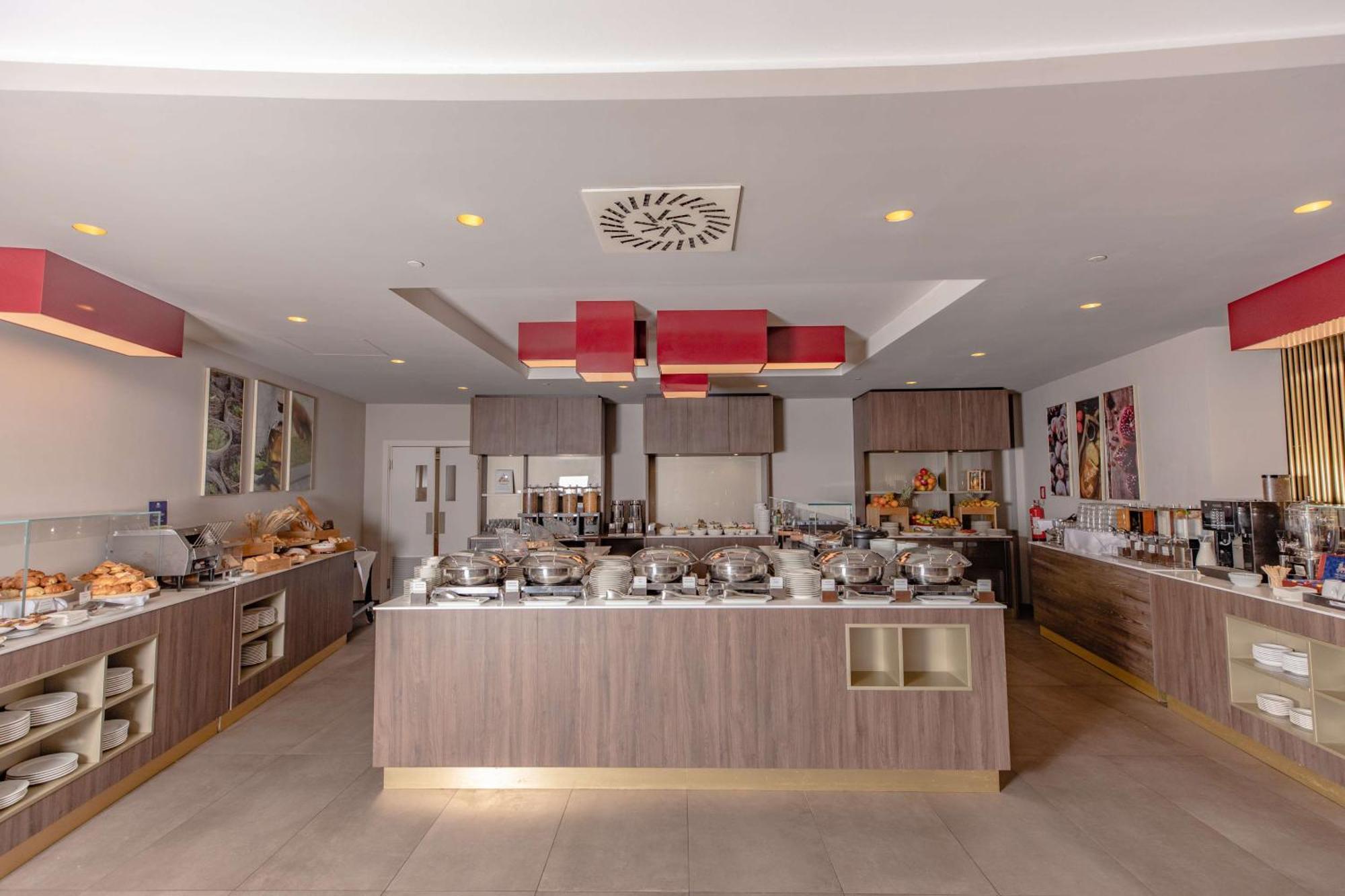 Doubletree By Hilton Yerevan City Centre Bagian luar foto